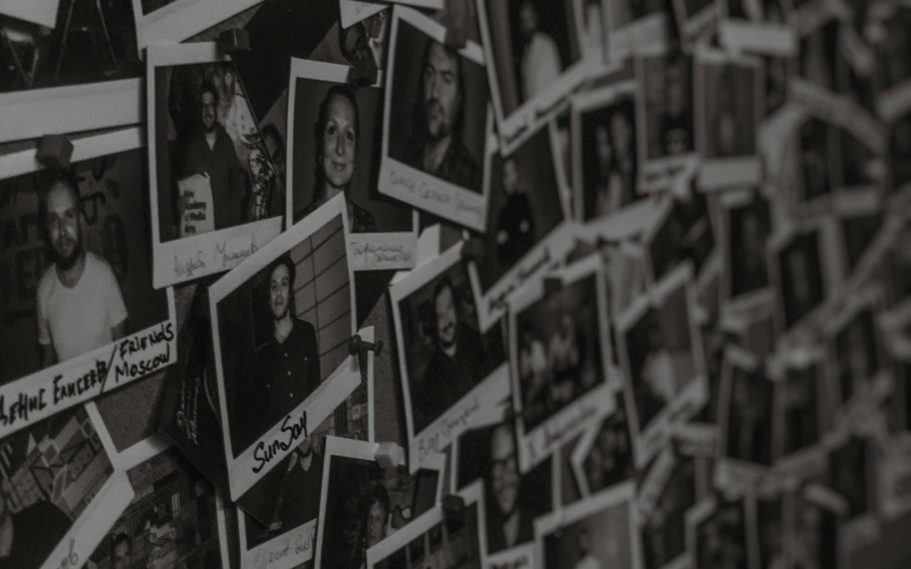 Czarno-białe zdjęcia Polaroid tworzące kolaż na ścianie w Kijowie