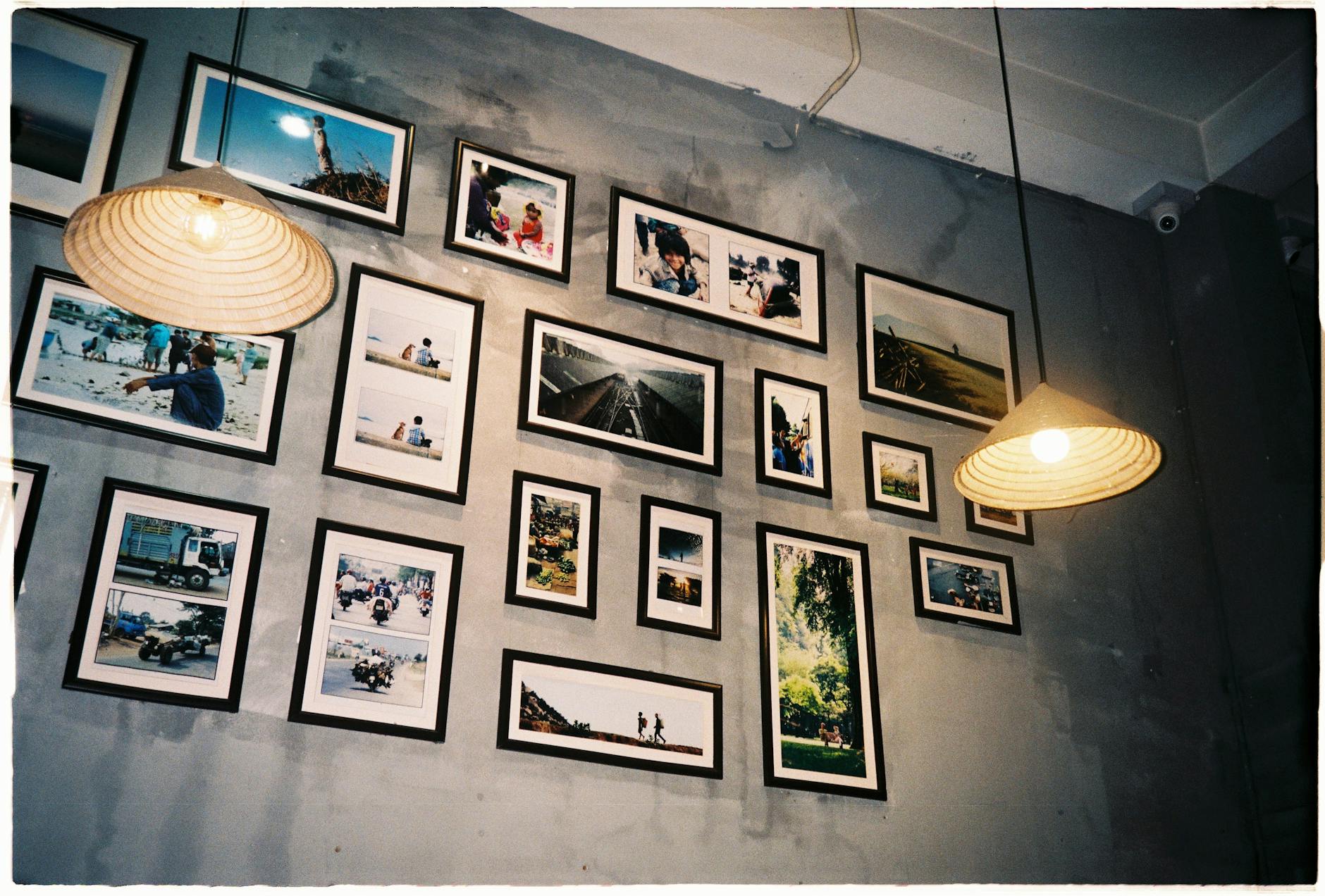 Galeria ramek z plakatami na szarej ścianie w przytulnym salonie