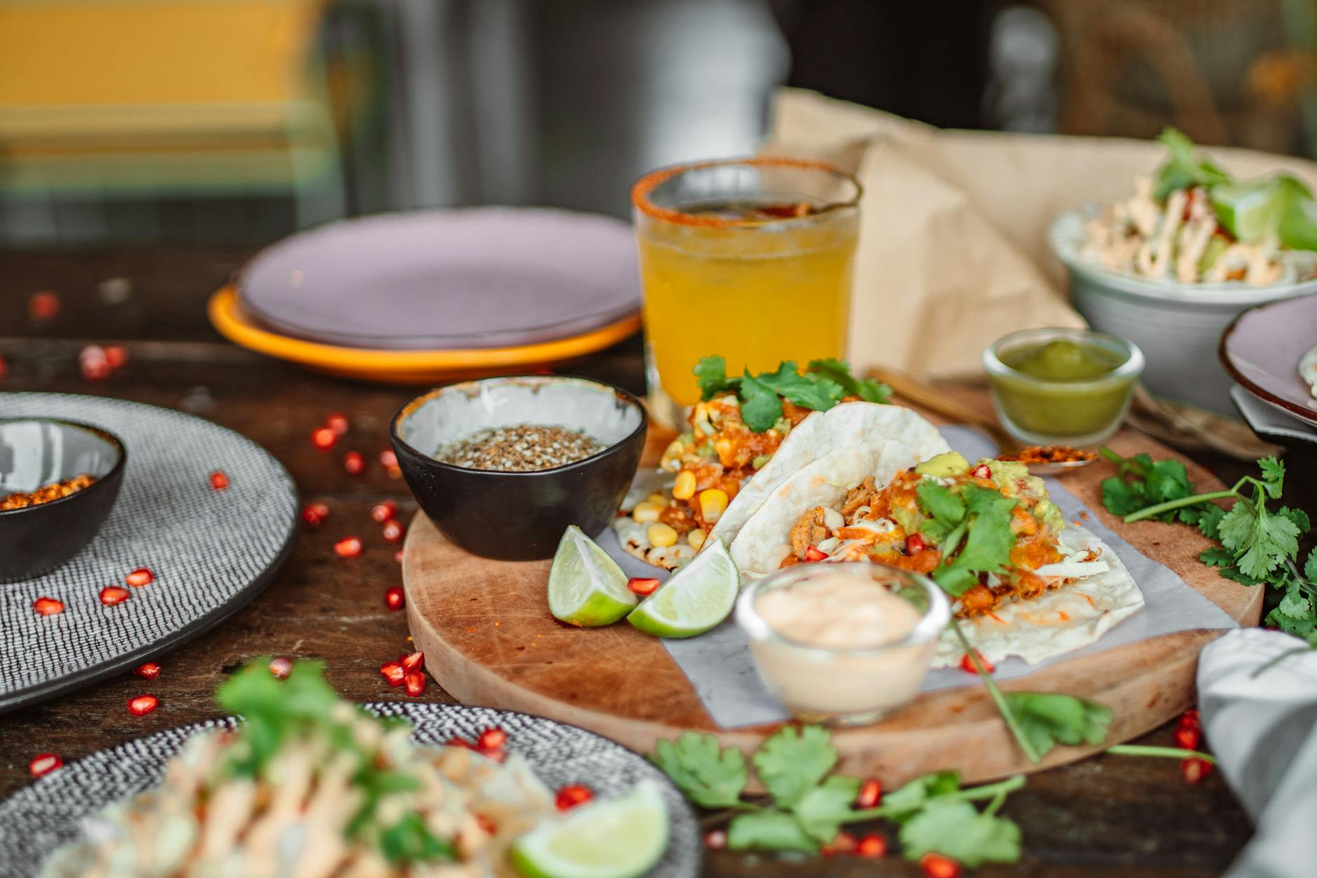 Meksykańskie tacos z limonką, kolendrą i sosami na talerzu