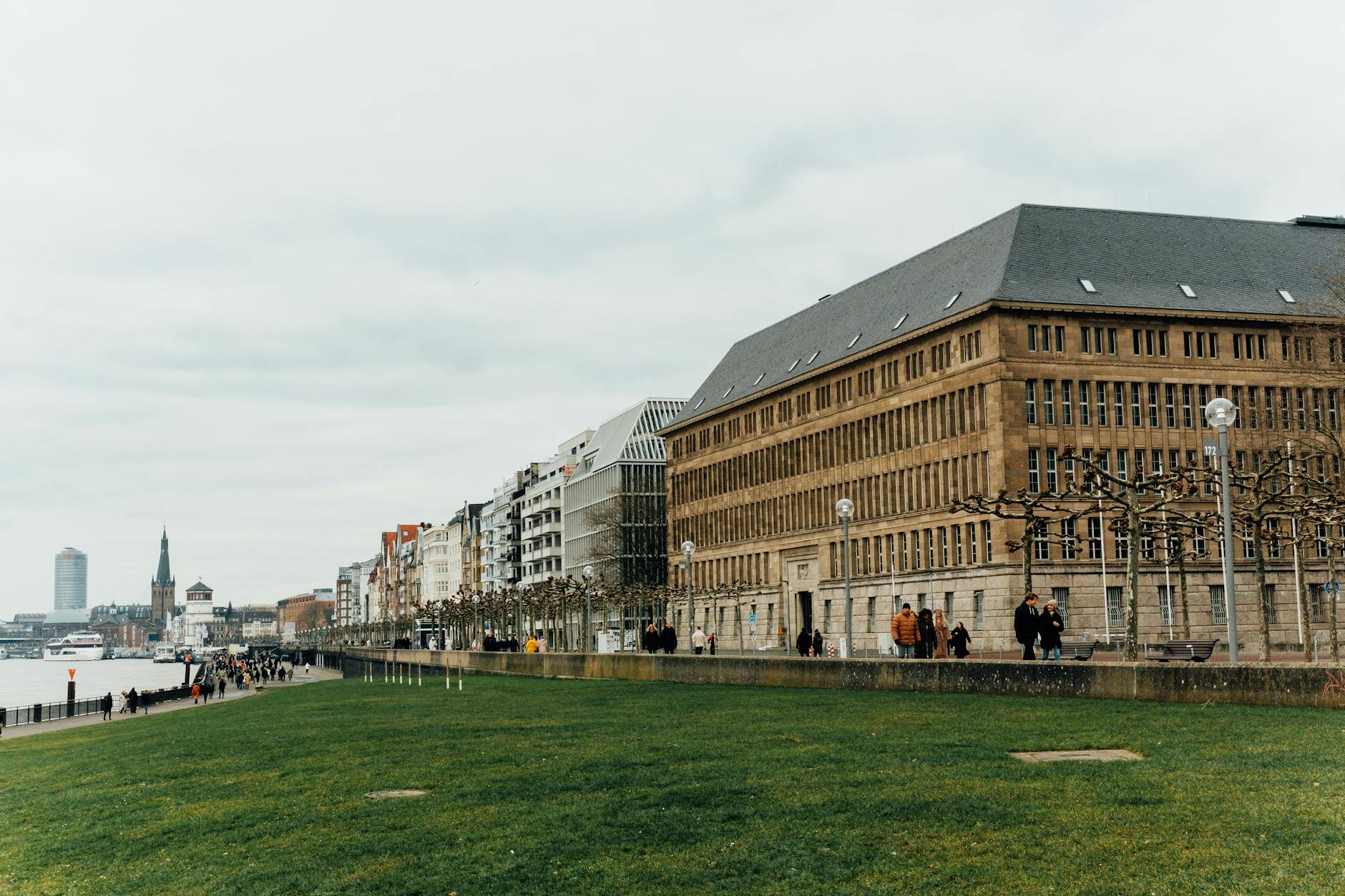 Spacerowa promenada nad wodą z historycznymi budynkami w Szczecinie