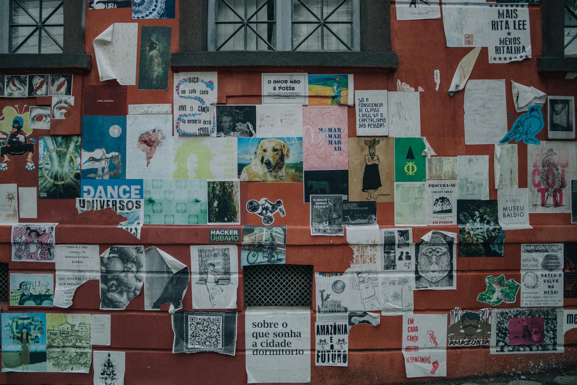 Kolorowa ściana z plakatami i grafikami w różnych stylach